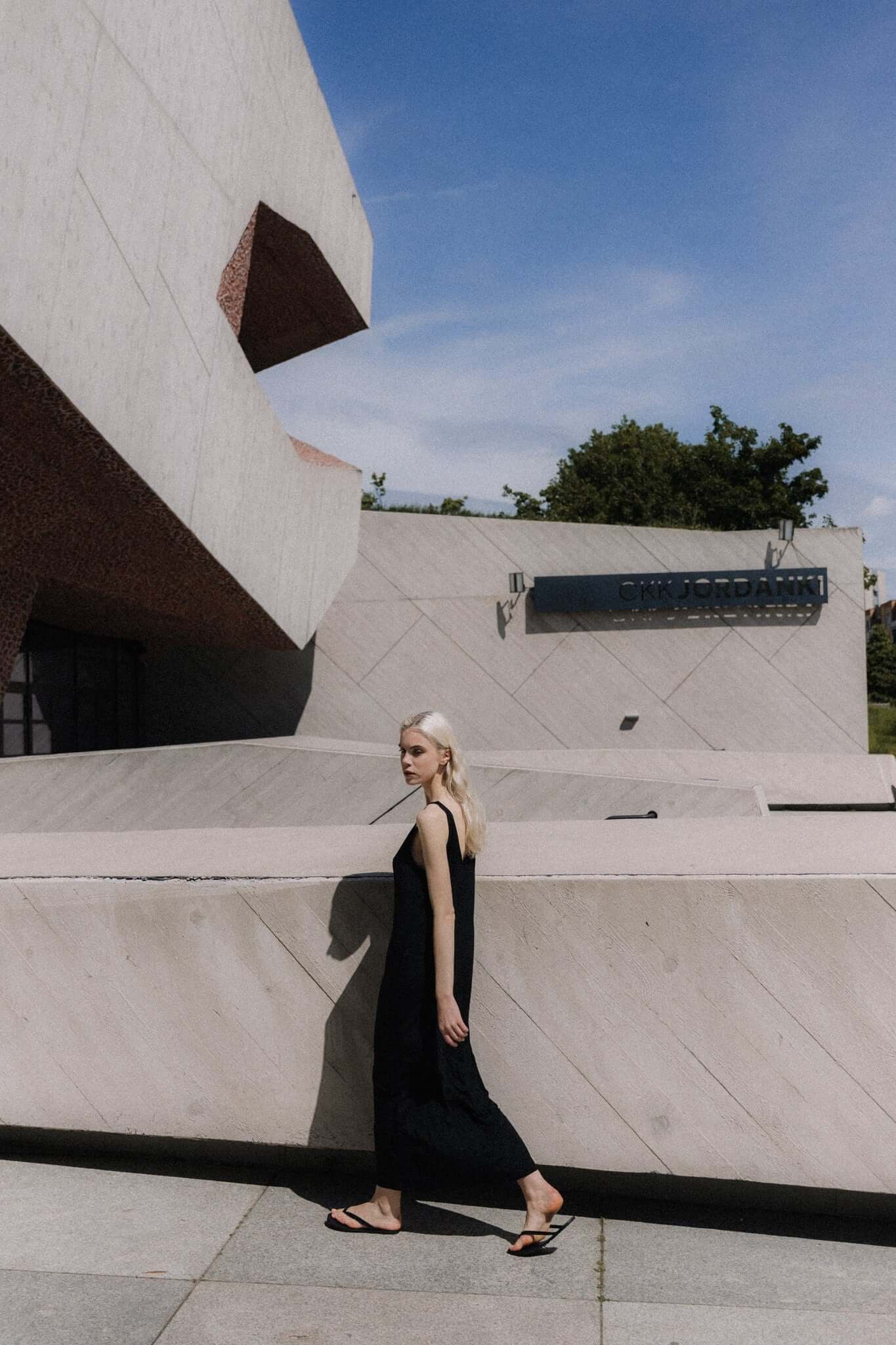 Sukienka Lara Black | momonde.