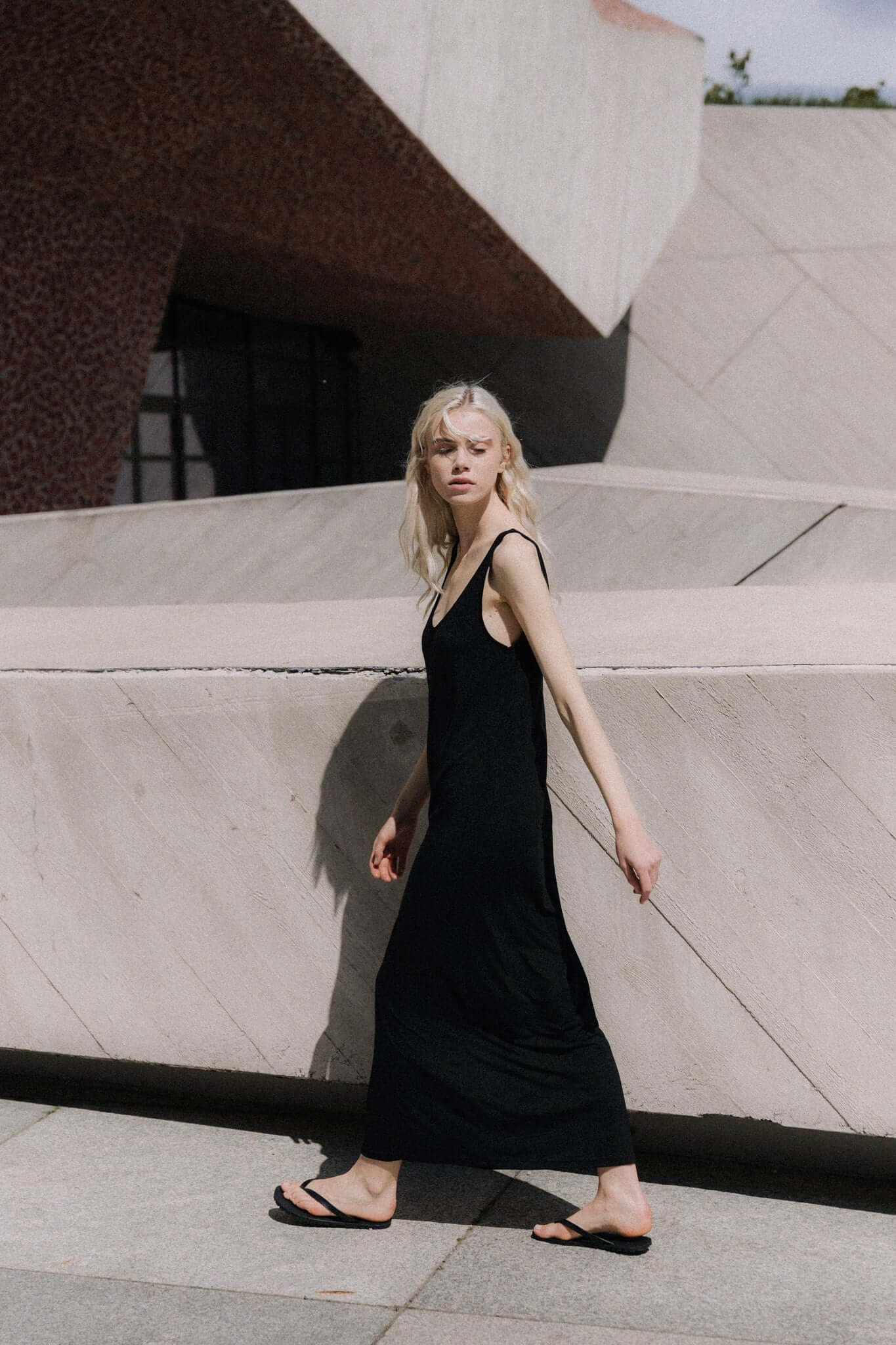 Sukienka Lara Black | momonde.