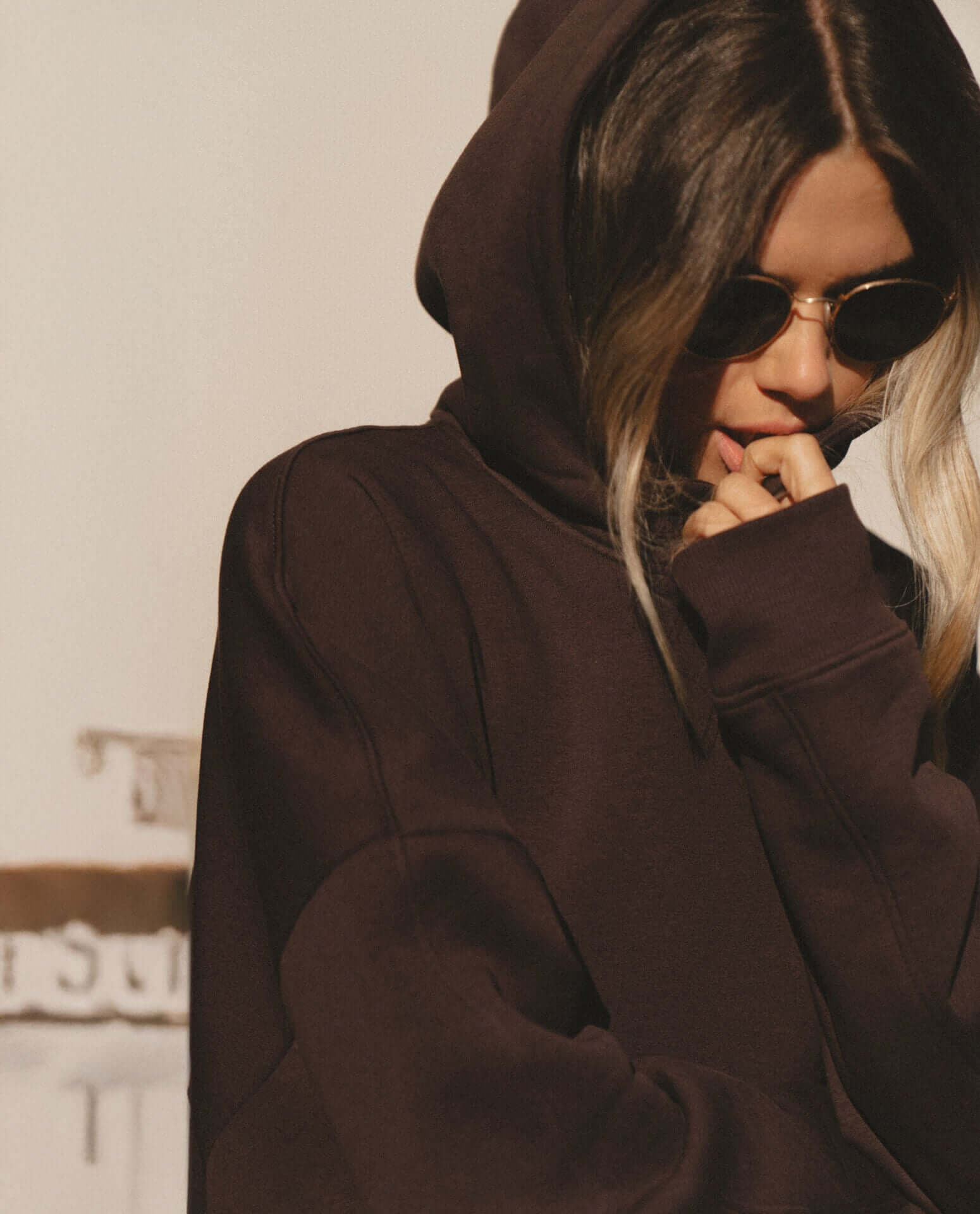 Bluza oversize z kapturem Brownie | momonde.