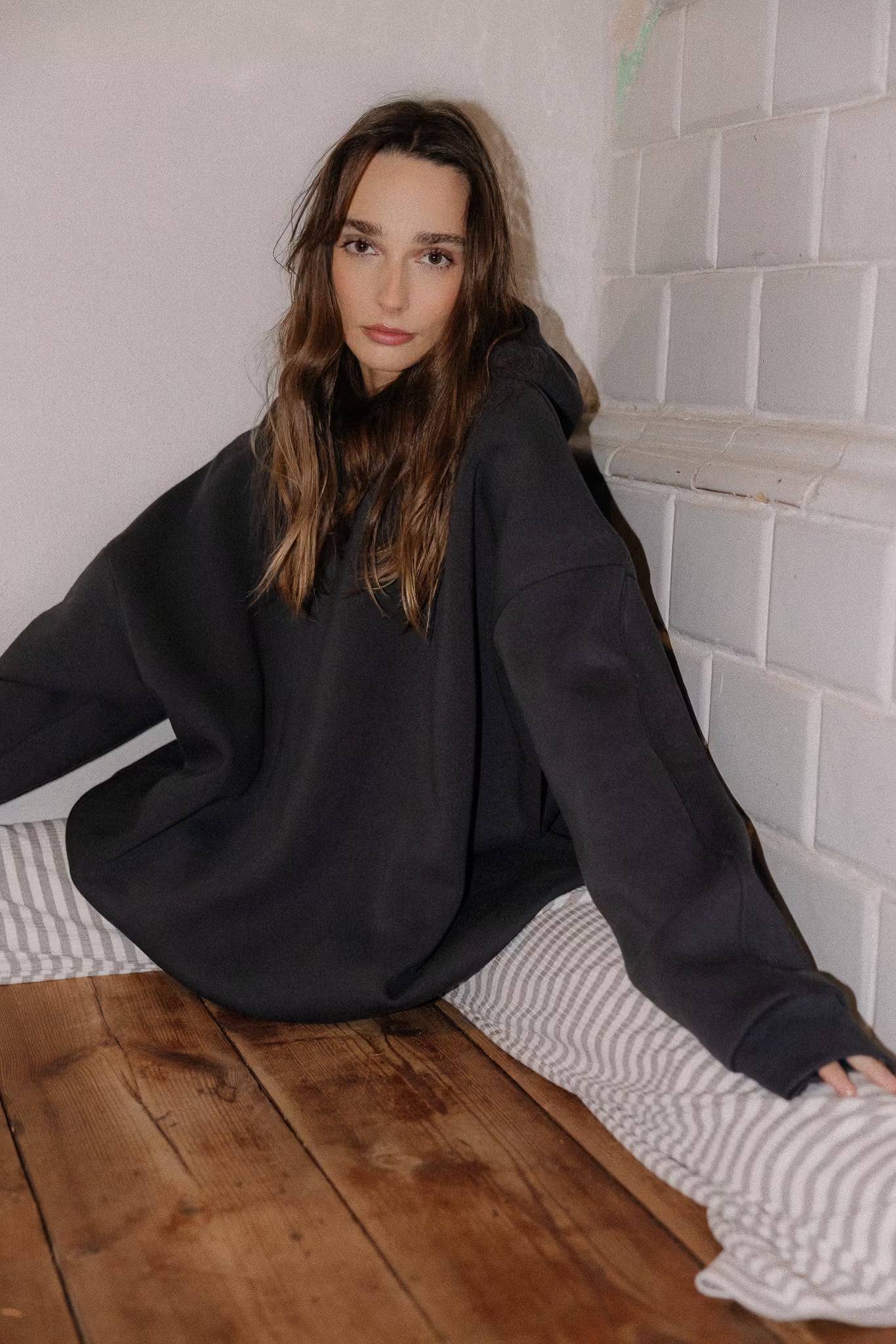 Bluza oversize z kapturem Carbon | momonde.