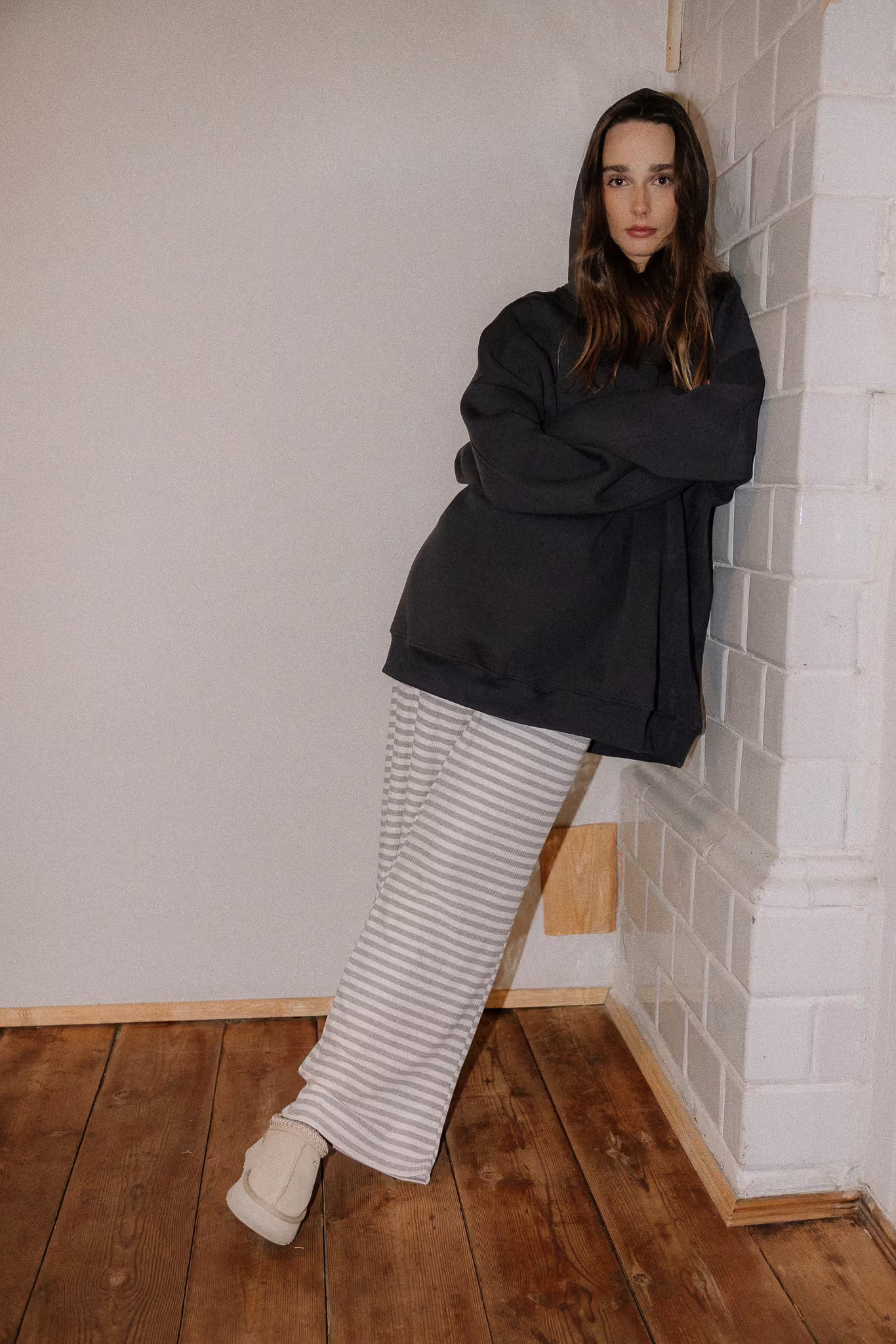 Bluza oversize z kapturem Carbon | momonde.