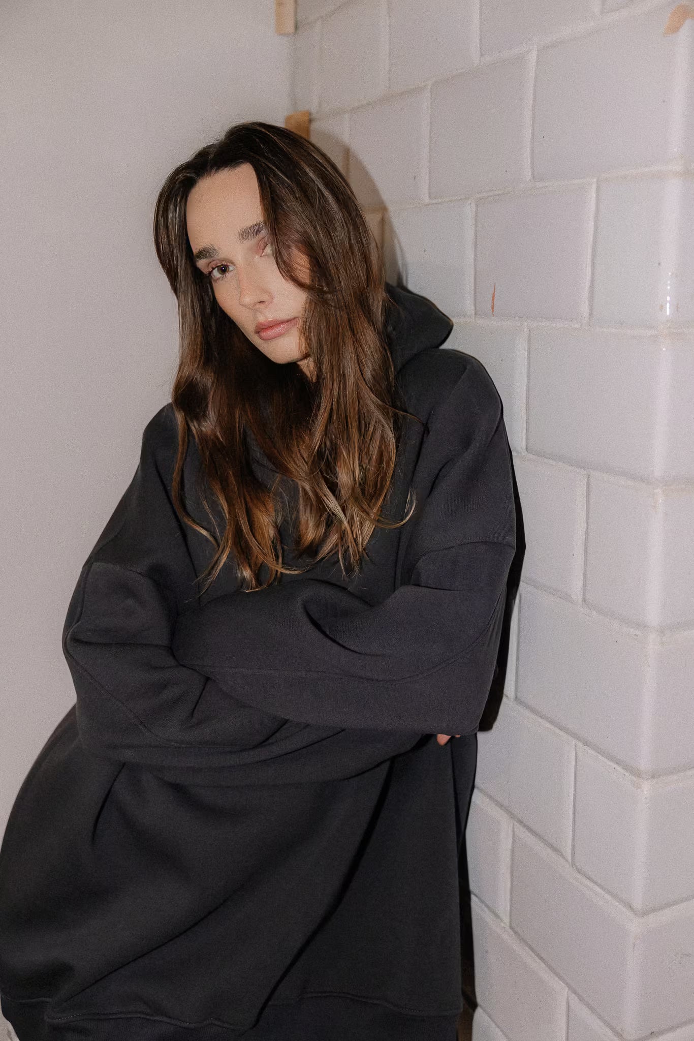 Bluza oversize z kapturem Carbon | momonde.