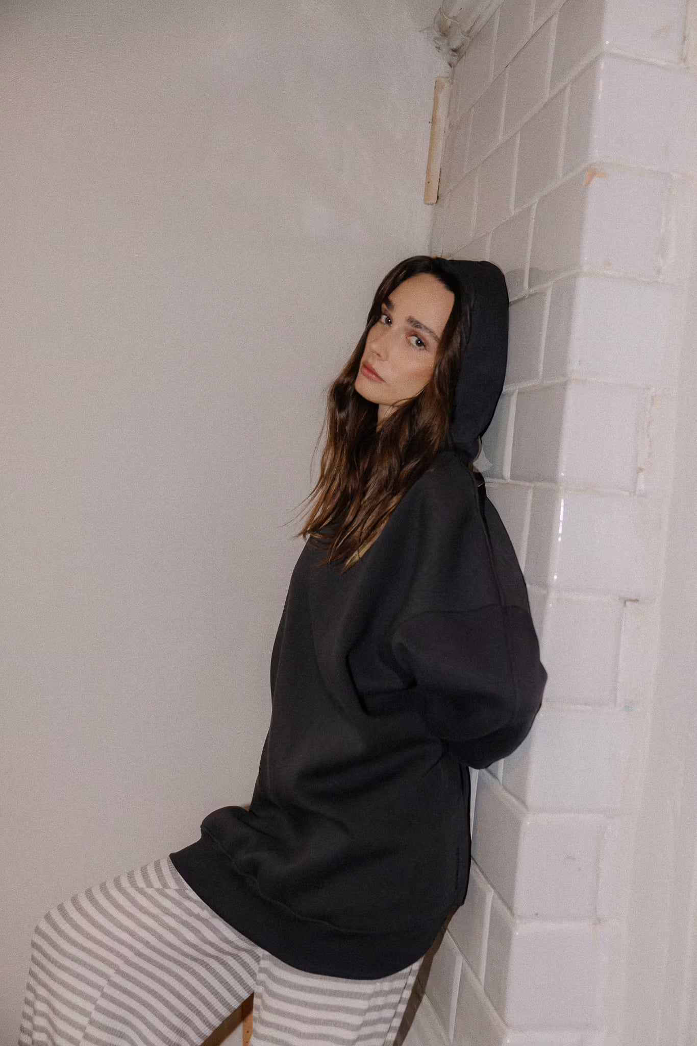 Bluza oversize z kapturem Carbon | momonde.