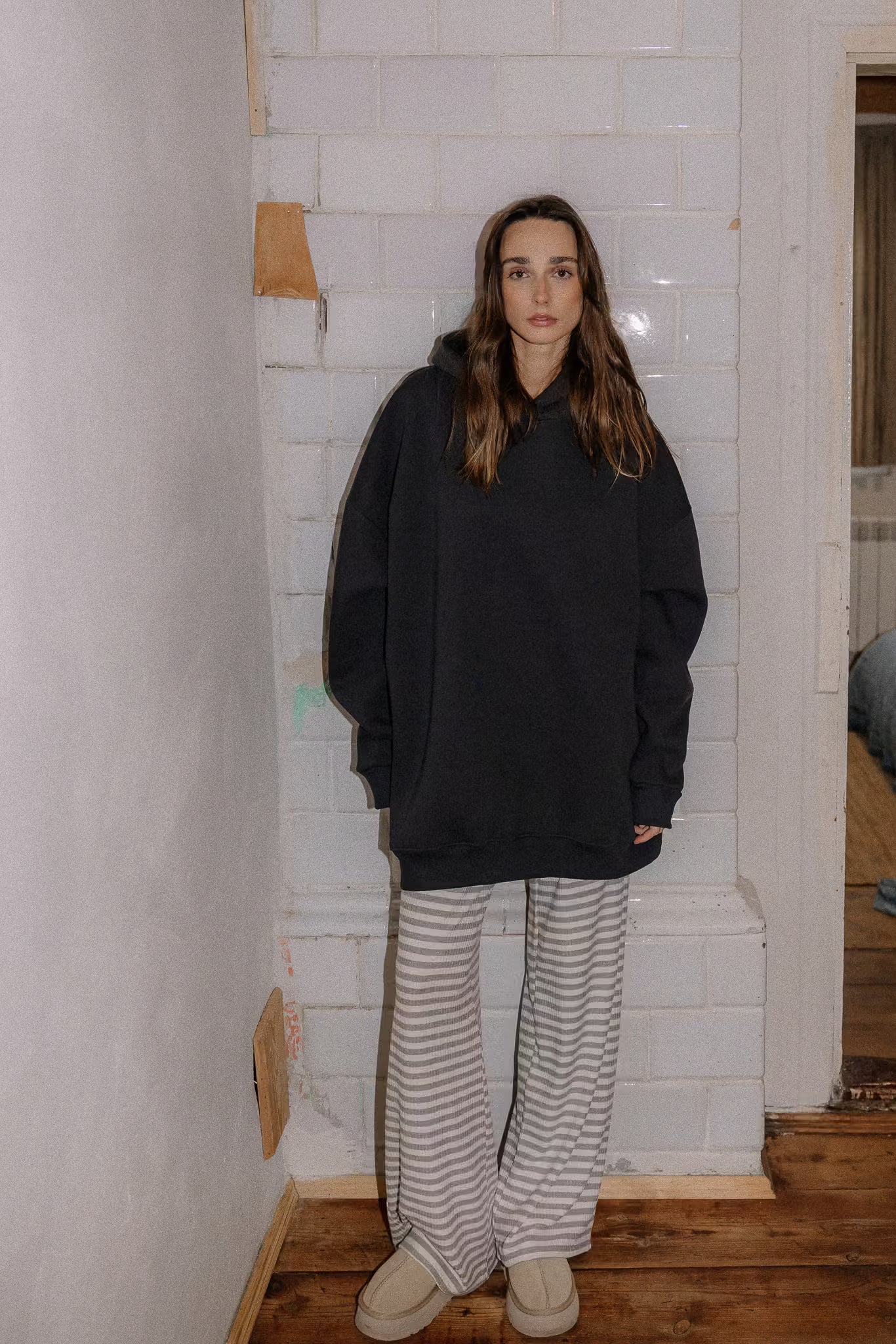 Bluza oversize z kapturem Carbon | momonde.