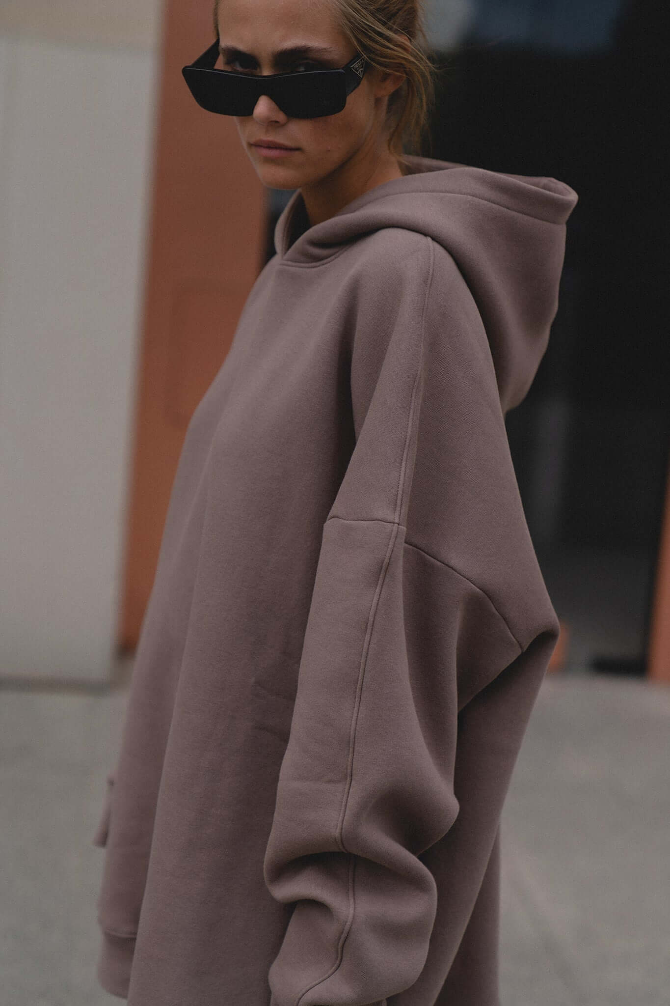 Bluza oversize z kapturem Deep Taupe | momonde.