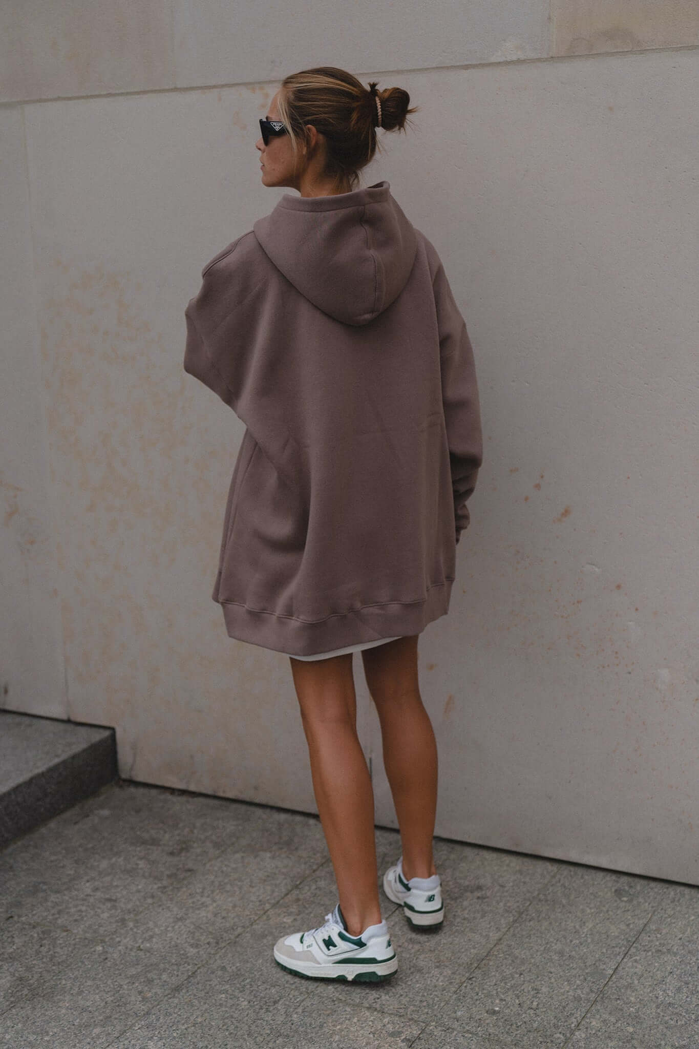 Bluza oversize z kapturem Deep Taupe | momonde.