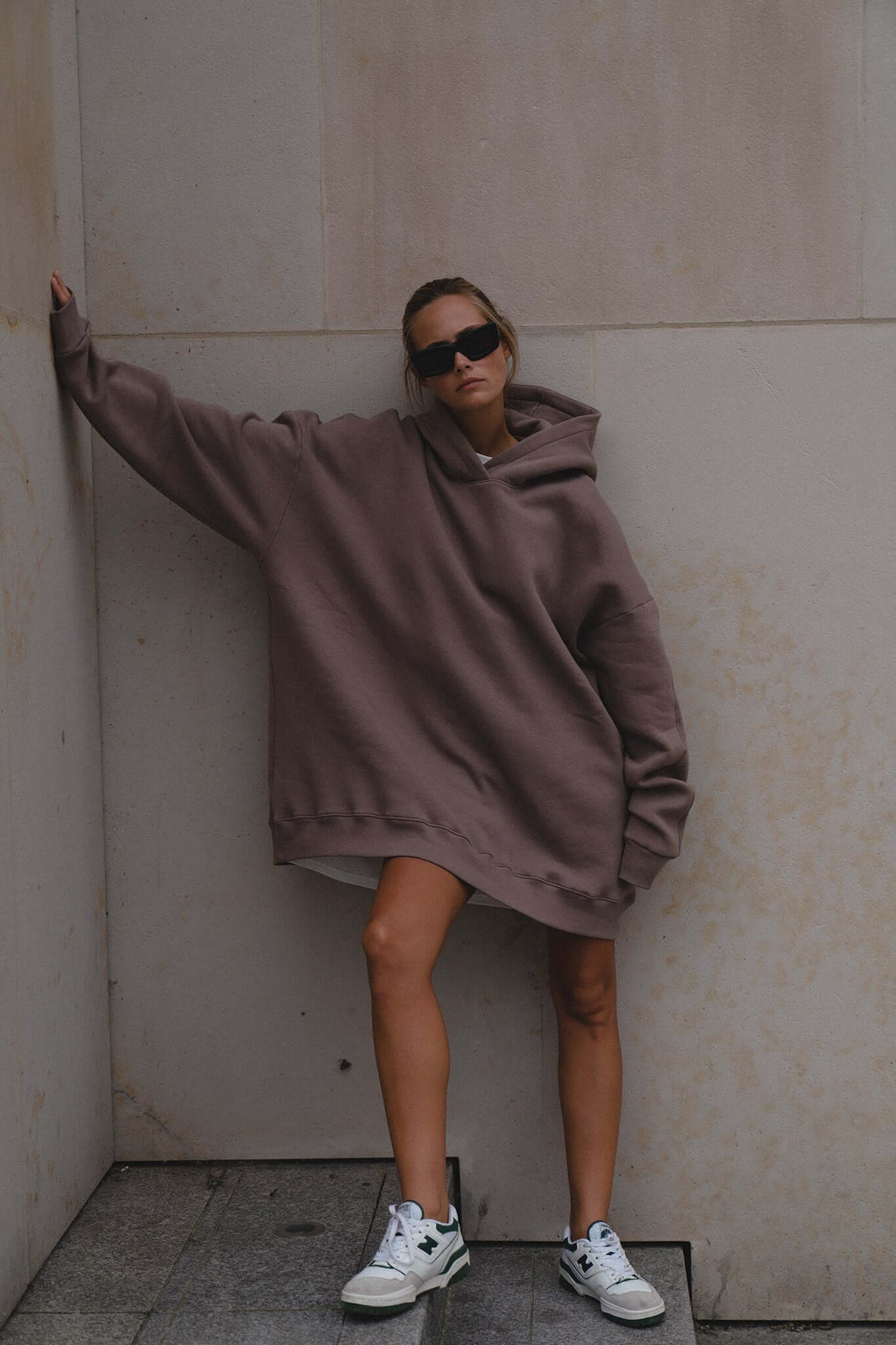 Bluza oversize z kapturem Deep Taupe | momonde.