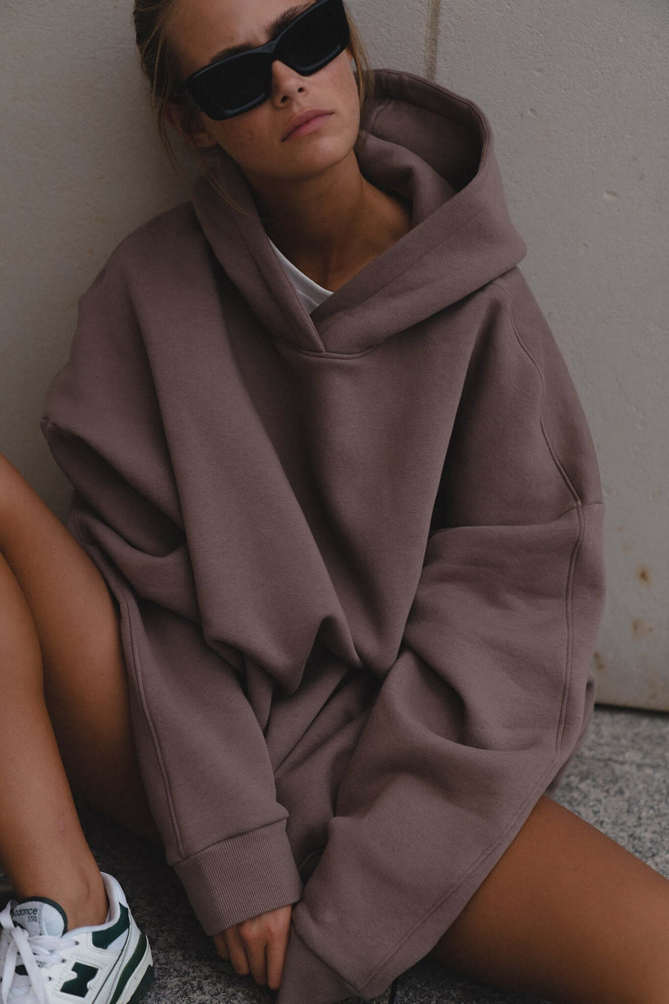 Bluza oversize z kapturem Deep Taupe | momonde.