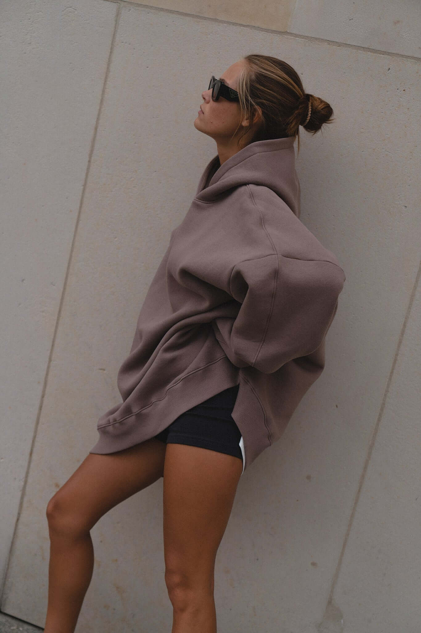 Bluza oversize z kapturem Deep Taupe | momonde.