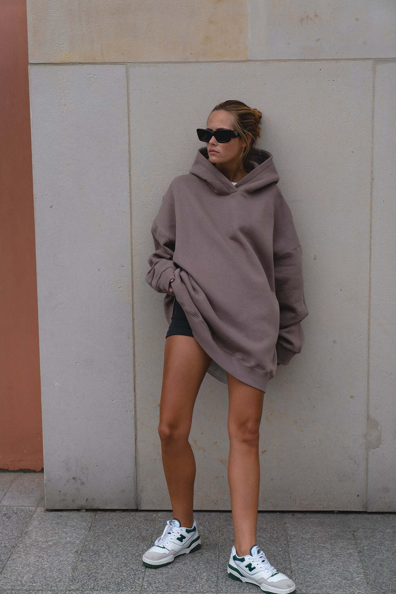 Bluza oversize z kapturem Deep Taupe | momonde.