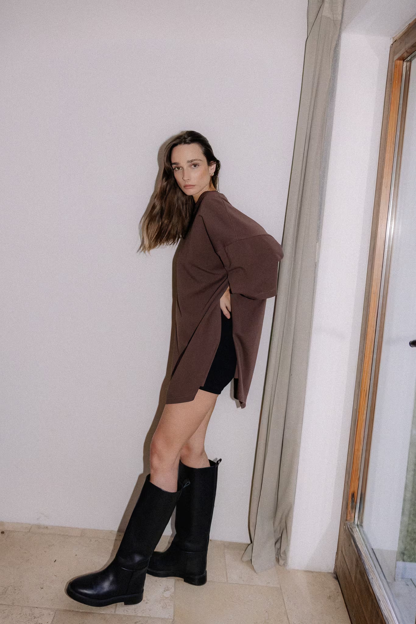 Tunika z rozcięciem Brownie | momonde.