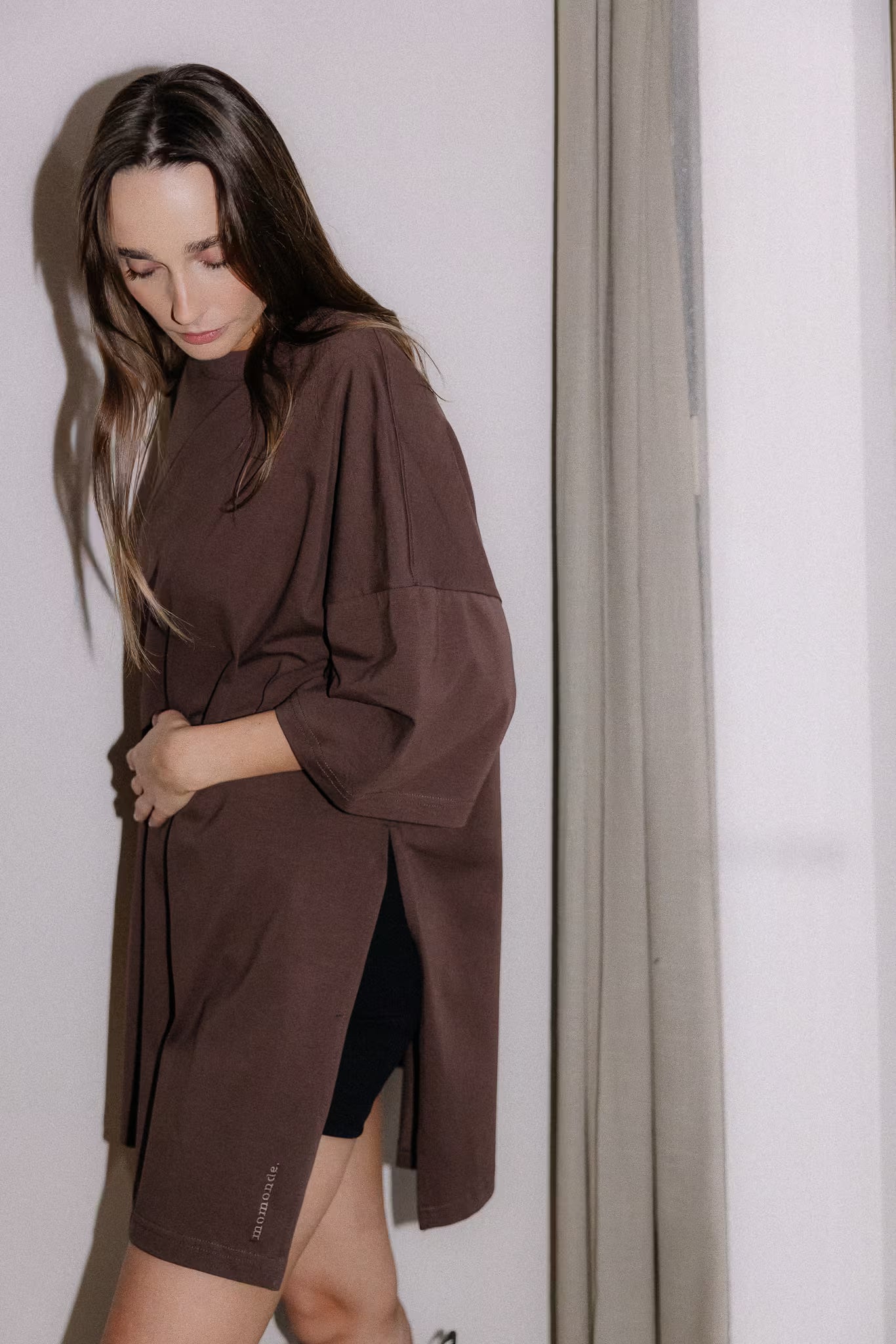 Tunika z rozcięciem Brownie | momonde.